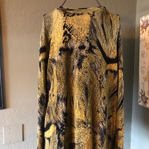 Beautiful Geometric Top - Picture 2 of 4